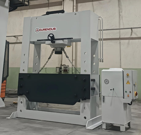 Pressa idraulica industriale da 500 tonnellate Serie DW dotata di cilindro mobile, struttura in acciaio rinforzato e ampio piano di lavoro da 1600 x 500 mm, ideale per lavorazioni pesanti in officine e carpenterie.