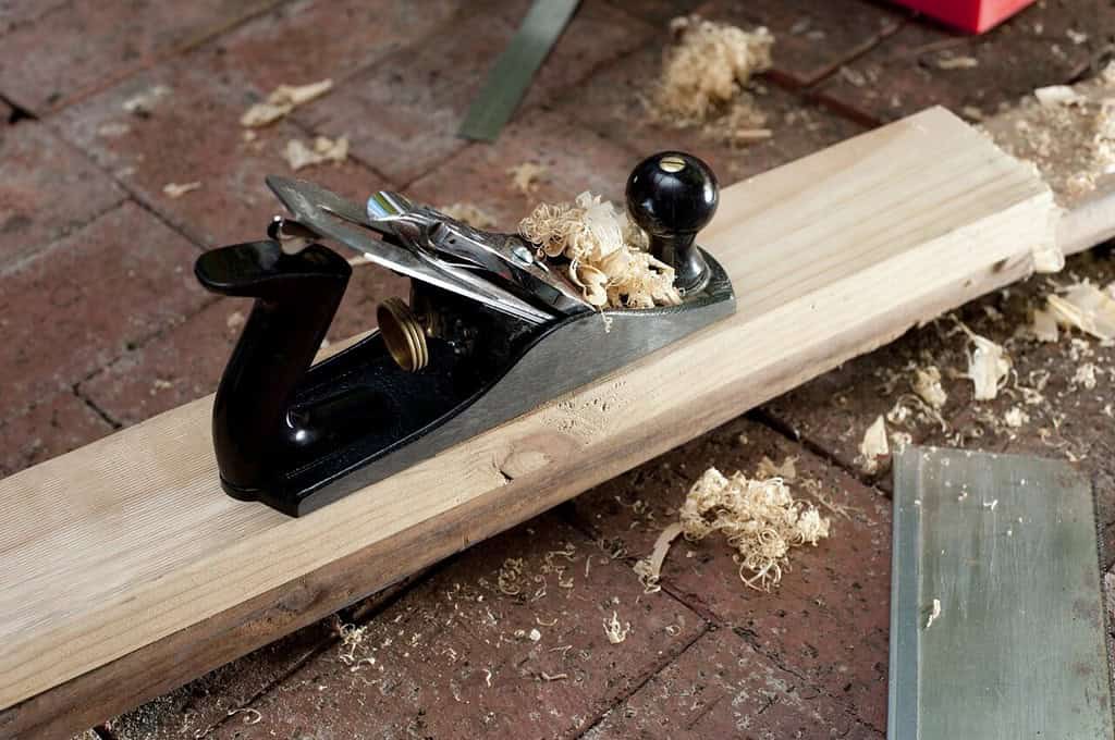 Manual planer for planing wood